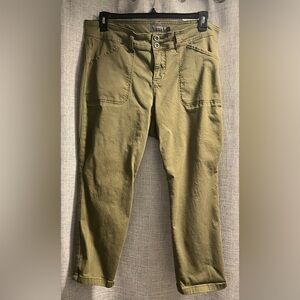 Torrid. Hunter green capri with front box pockets. Size 18